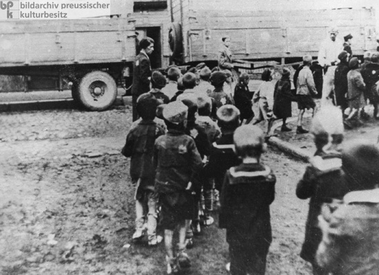 Kinder aus dem Ghetto Lodz werden in das Vernichtungslager Chelmno deportiert (September 1942)